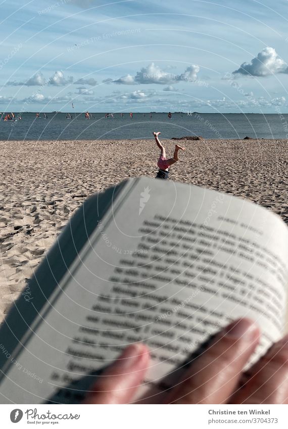 Gegensätze | Ruhe und Bewegung am Strand... Lesen Urlaub Rad schlagen Strandleben Kind Turnen Nordseestrand Erholung Buch Sand Sommerhimmel himmelblau Hände