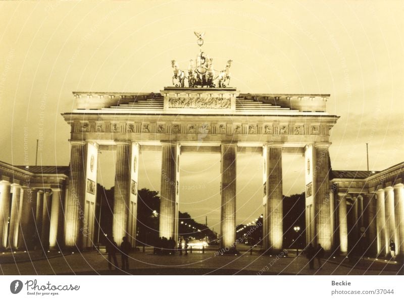 Brandenburger Tor Pariser Platz Straße des 17. Juni historisch Berlin Schwarzweißfoto