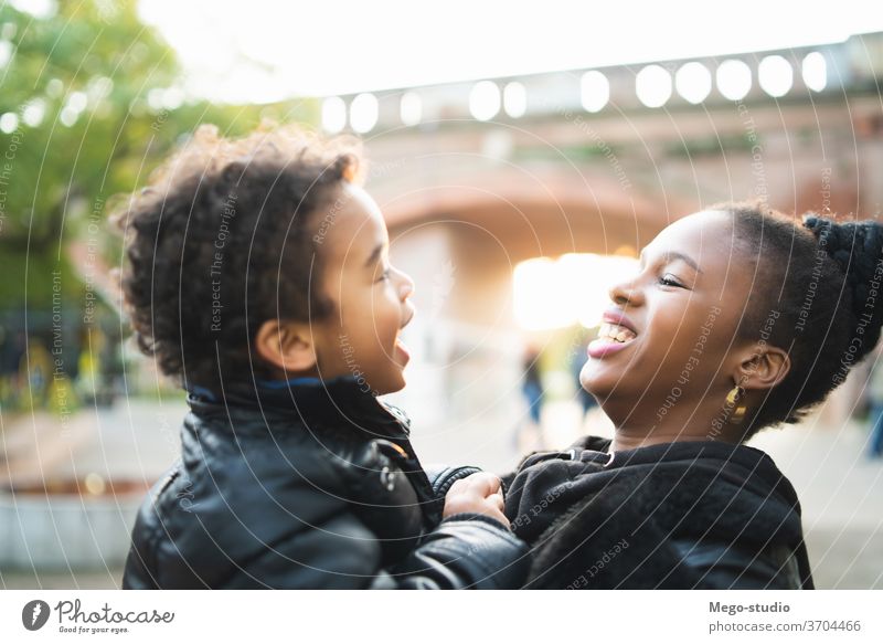 Afroamerikanische Mutter mit seinem Sohn. alleinerziehende Mutter monoparentiell Park Glück Junge Menschen schwarz Familie Lächeln Kind Zusammensein 20s Frau