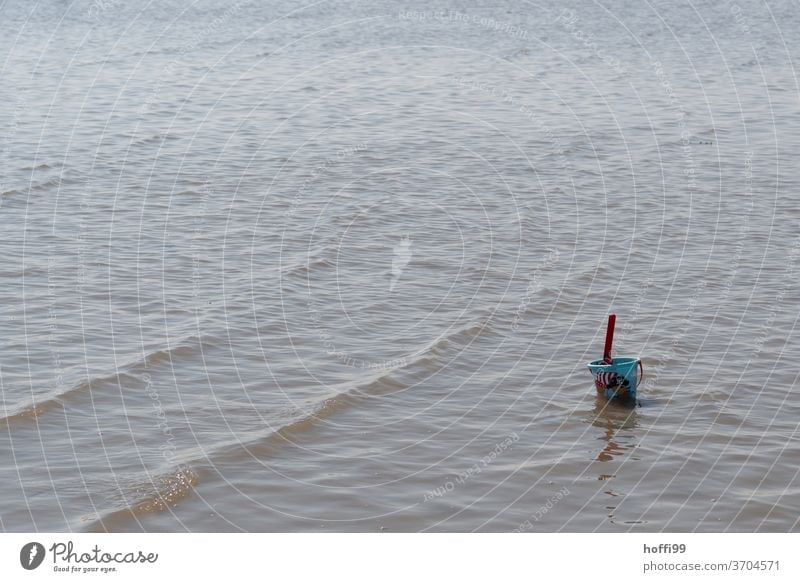 der vergessene Eimer - die Flut kommt Schaufel Kinderschaufel Spielzeug Strand Nordsee Strandspielzeug Sandstrand Ebbe ebbe und flut Meer Küste Gezeiten nass