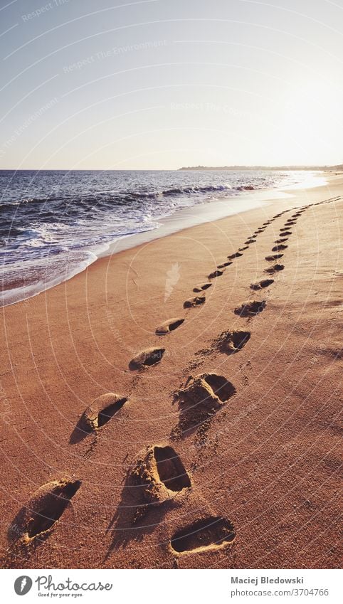 Fußspuren an einem tropischen Strand bei Sonnenuntergang. Natur romantisch MEER winken Wasser Meer Sommer reisen Urlaub Himmel Flucht Insel Sand Sri Lanka Küste