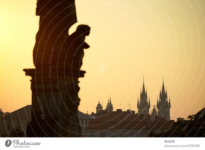 Teynkirche, gesehen von der Karlsbrücke in der Morgendämmerung Altstädter Ring Prag Altstadt Wahrzeichen Sehenswürdigkeit berühmt Berühmte Bauten Außenaufnahme