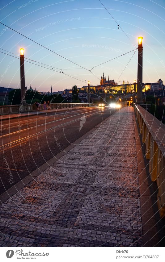 Manes-Brücke mit Veitsdom und Prager Burg am Abend Hradschin Kirche Kathedrale Dom Perspektive Fluchtpunktperspektive Kleinseite Mala Strana Menschenleer