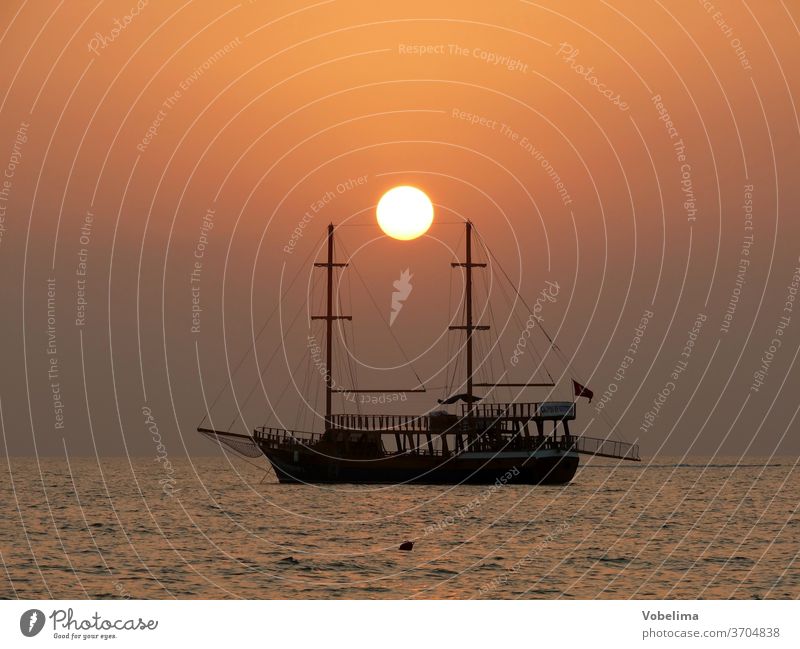 Schiff bei Sonnenuntergang Segelschiff Seite Truthahn Türkische Riviera Abend Abendstimmung Abendhimmel Meer Strand Mittelmeer romantisch Romantik Wasser Himmel