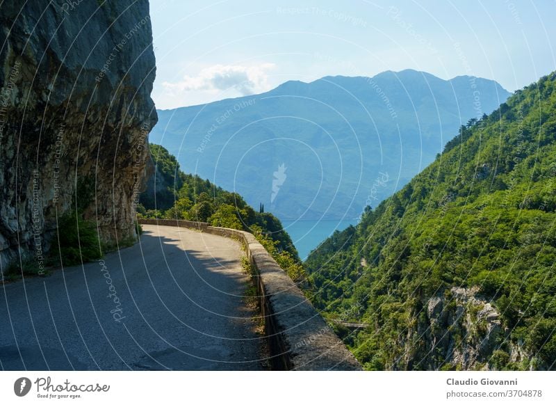 Weg des Ponale am Gardasee, Trentino, Italien Europa Ledro Riva Trient Küste Farbe Tag grün See Landschaft Berge u. Gebirge Natur alt Fotografie Pflanze