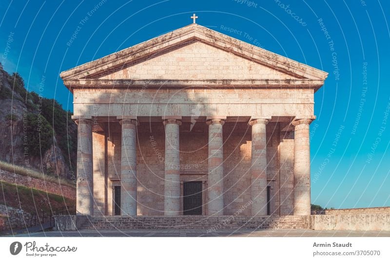 altgriechischer Tempel in Korfu mit strahlend blauem Himmel Griechen ionisch Insel Kirche antik Griechenland historisch Ständer Sommer durchkreuzen Christentum