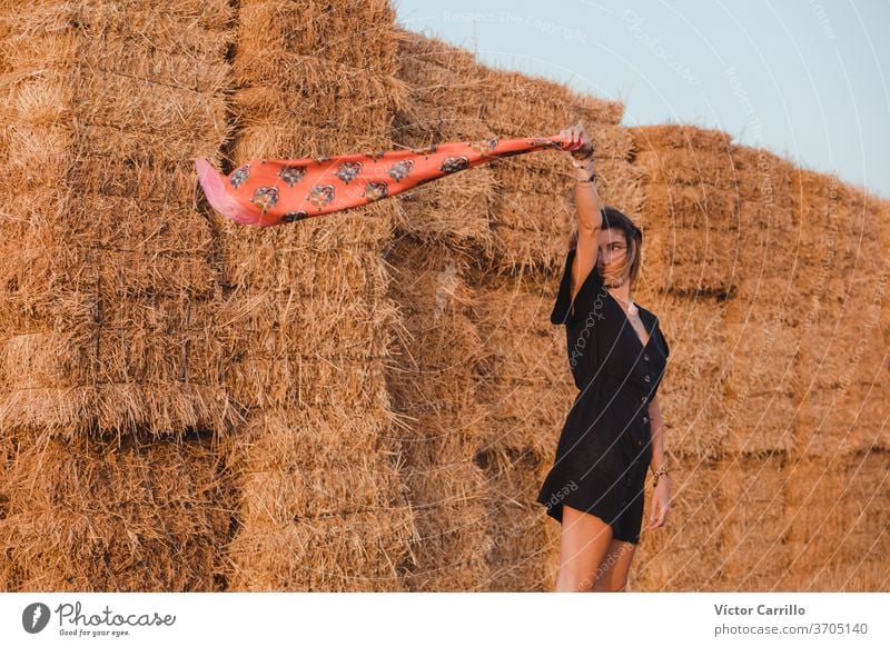 Junge Frau im Kleid auf einem einsamen Feld auf dem Land Landschaft Freiheitsfrau Wasser Erwachsener lebend Yoga Air Arme abschließen alternativ Porträt atmen