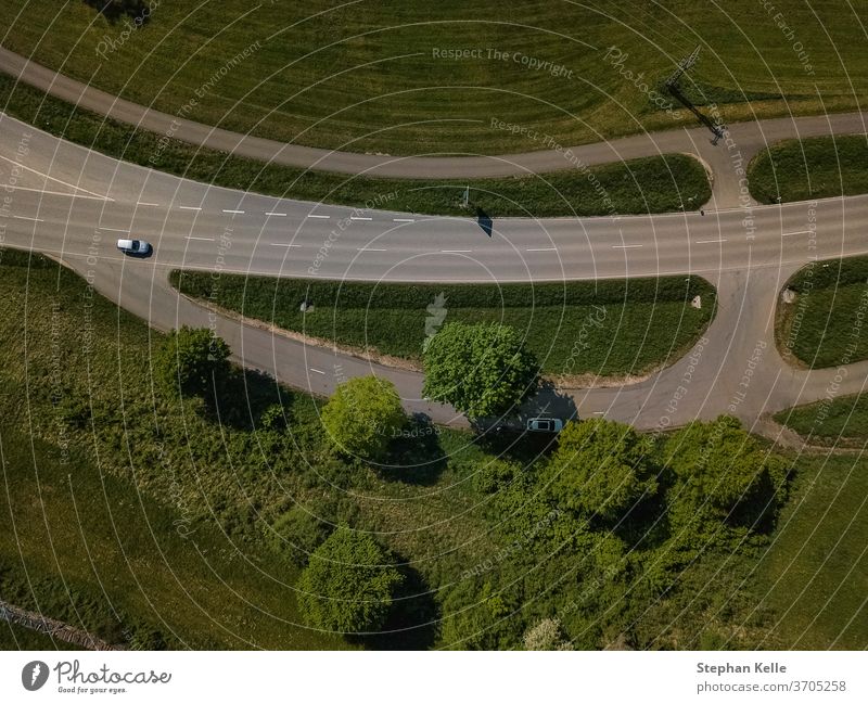 Die Draufsicht eines Autos auf einer Landstraße, die von einer Drohne gemacht wurde. PKW vertikal Straße von oben Verkehr Parkplatz Asphalt Dröhnen