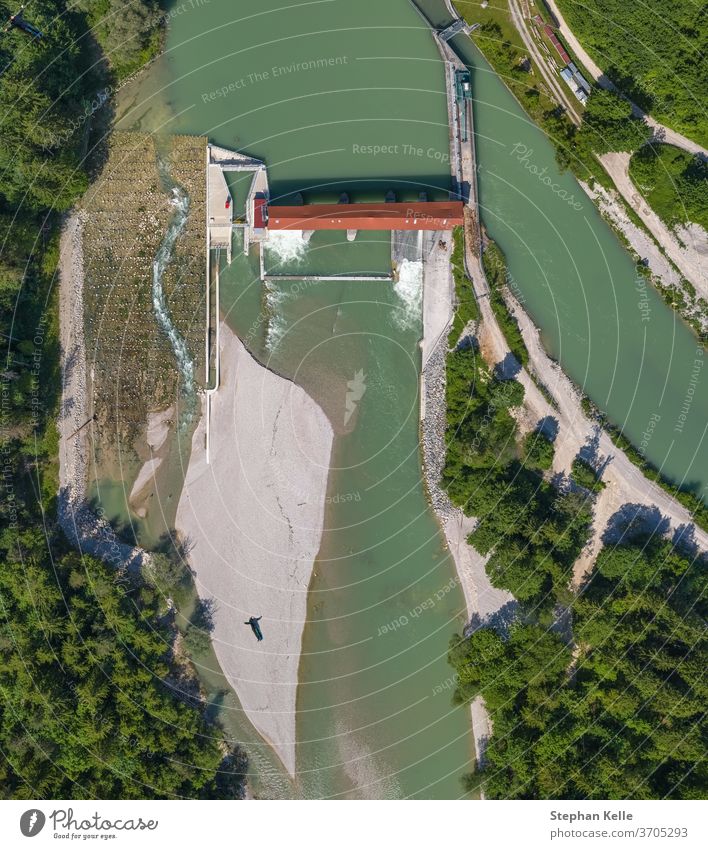 Luftaufnahme des Wehrs Hume an der Isar, nahe München. Fischwehr Top Ansicht Fluss Baum Mann Selfie Lügen Huminwehr Wasser Natur Technik & Technologie Antenne