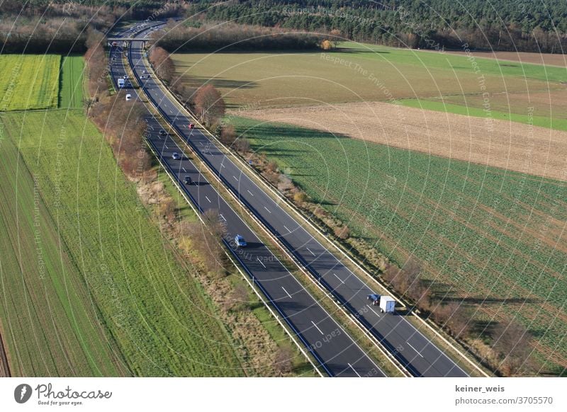 Landschaft mit zweispuriger Bundesstraße als Luftbild landschaft bundesstraße transport Verkehr autos kfz lkw Verkehrswege lastkraftwagen schwerlastverkehr