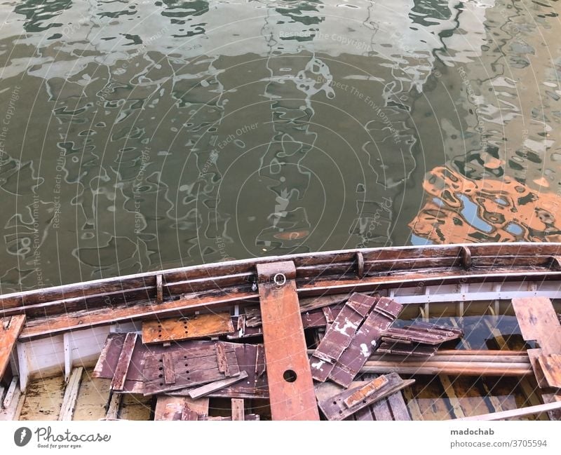 Leckgeschlagen Boot Ruderboot Wasser Kanal Venedig Kaputt Trümmer Bretter Spiegelung Reflexion & Spiegelung Tourismus Städtereise Italien Außenaufnahme