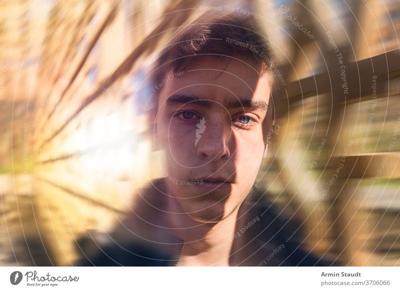 Porträt eines ernsthaften jungen Mannes mit dynamischem Hintergrund schön gutaussehend Geschwindigkeit Bewegung Unschärfe Sonnenlicht Lichtschein Linien
