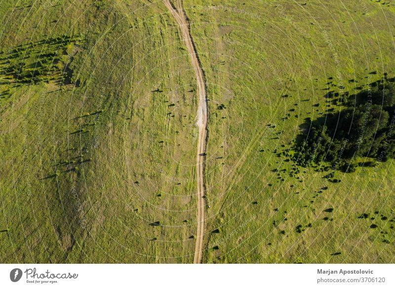 Luftaufnahme eines Feldweges, der durch Bergflugzeuge führt oben Abenteuer Antenne Ackerbau Hintergrund schön Schönheit Landschaft Schmutz Dröhnen Ökologie