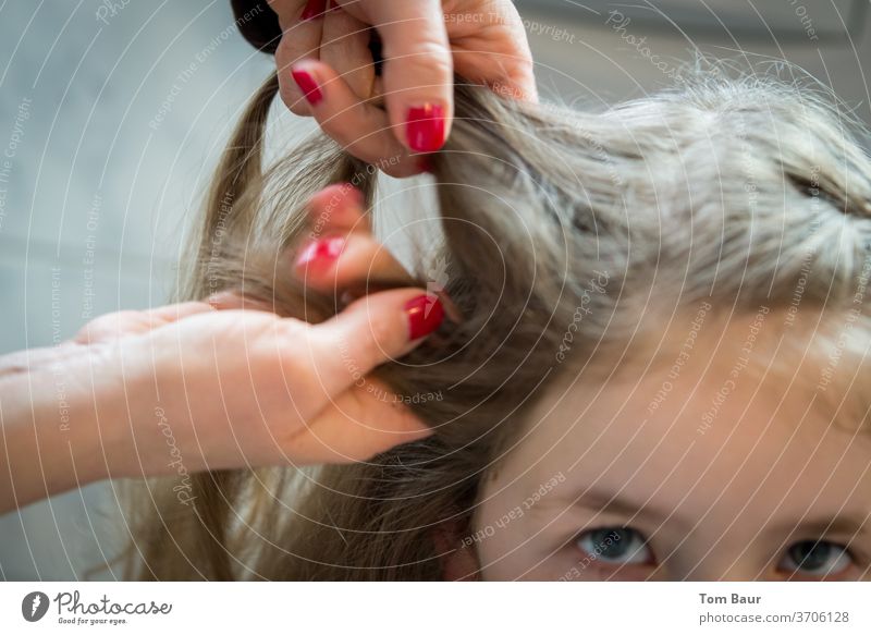 Hände einer Frau flechten Haare eines Mädchens Frauenhände frauenhandel Flechten Haare & Frisuren haare flechten Zopf französischer zopf langhaarig Kopf feminin