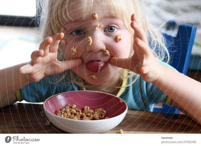 Antiautoritäre Frühstücksszene Lebensfreude frech freigeist Gute Laune herzerfrischend Kindheit Zunge rausstrecken zunge zeigen Müsli unangepaßt kindlich