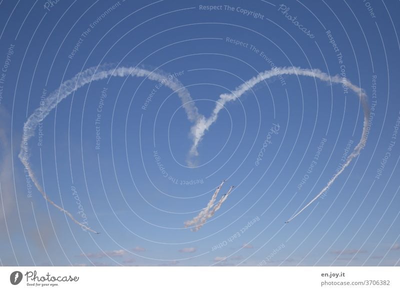 Liebe für alle Herz Romantik Flugshow Flugzeuge Kondensstreifen Himmel Blau Schönes Wetter blau Luftverkehr fliegen Freiheit Ferien & Urlaub & Reisen