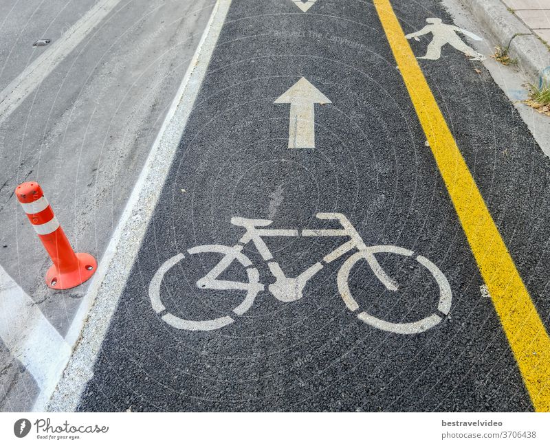 Neuer Radweg für den städtischen Nahverkehr mit gelber Trennlinie neben einer Asphaltstraße. Fahrräder dürfen nur auf markierten Radwegen entlang der Fahrradinfrastruktur in Thessaloniki, Griechenland, benutzt werden.
