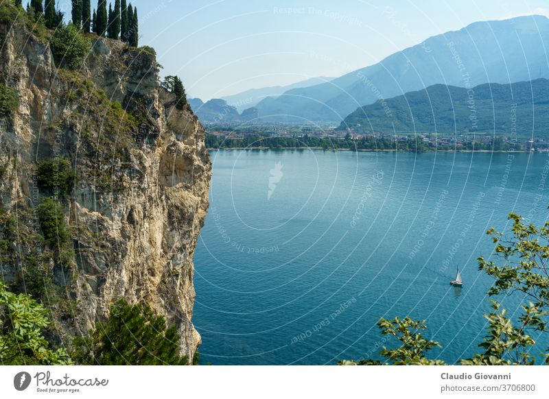 Weg des Ponale am Gardasee, Trentino, Italien Europa Ledro Riva Trient Boot Küste Farbe Tag grün See Landschaft Berge u. Gebirge Natur alt Fotografie Pflanze