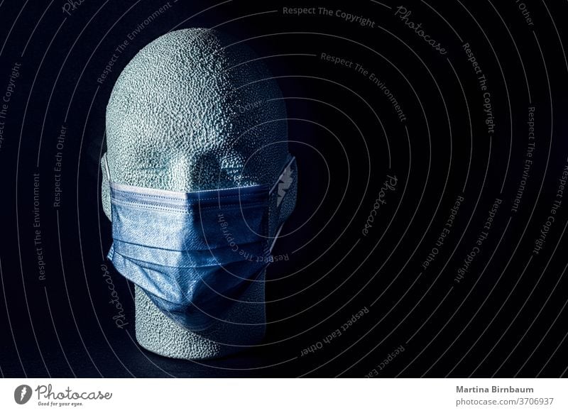 Tragen ist fürsorglich. Menschlicher Kopf aus Styropor mit Gesichtsmaske . KOVID-19 Textfreiraum vereinzelt menschlich Kunst Pandemie covid-19 Textur Pflege