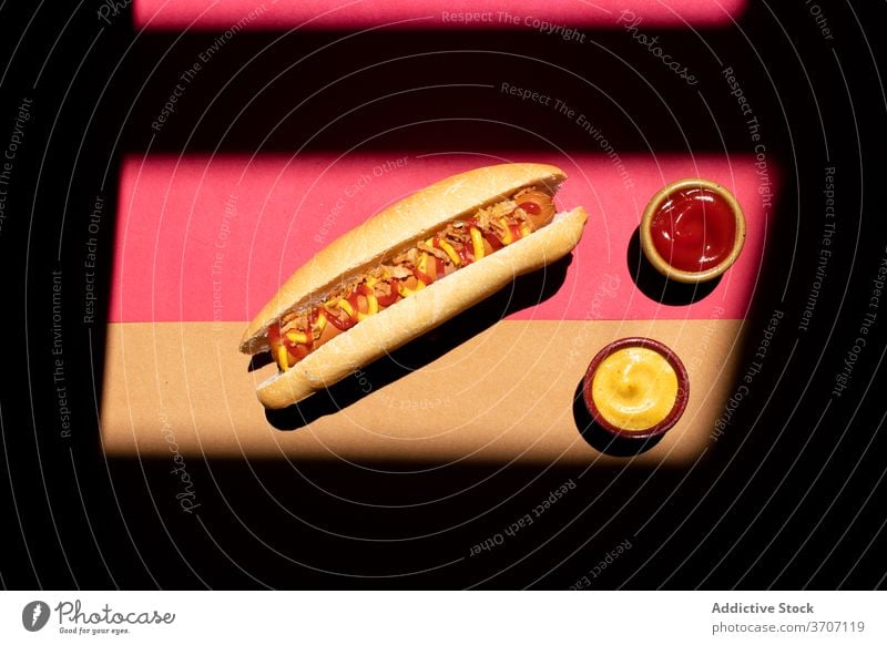 Frankfurter Hot Dog mit Senf und Ketchup Nahaufnahme kulinarisch Zickzack Belegtes Brot weiner Hintergrund frankfurter Wurstwaren Snack Mittagessen Brötchen