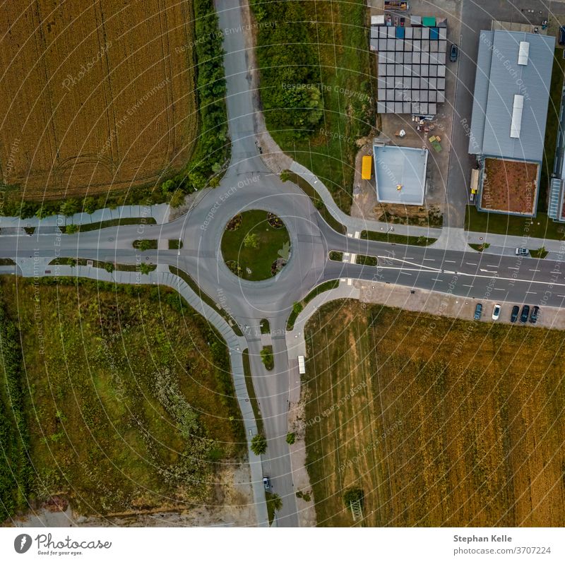 Luftaufnahme eines Verkehrskreisels an einer Hauptstraße in Deutschland von oben nach unten. Kreisverkehr hoch Straße Hintergrund Antenne Weg Sommer Transport