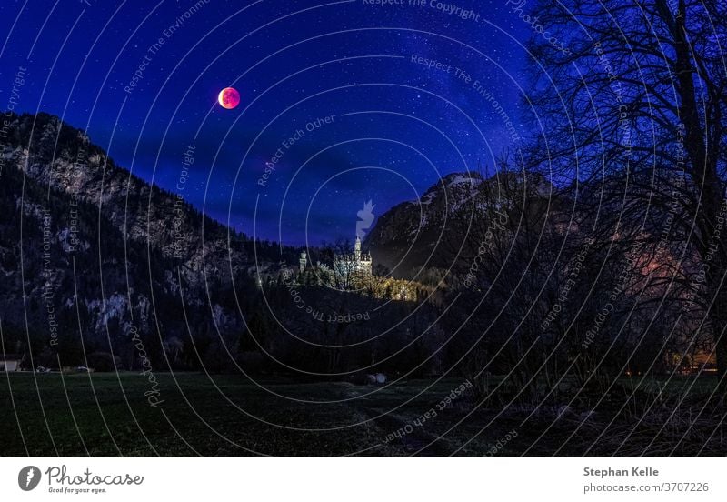 Blutiger Mond über einem Schloss mit Bergen im Hintergrund in Deutschland am Nachthimmel. blutig Burg oder Schloss Stern Composing Alpen Landschaft Natur satt