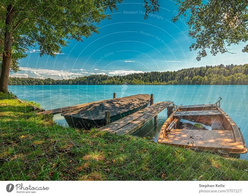 Sommer am See, sonniger Tag mit Blick auf eine Anlegestelle für zwei Boote. Pier türkis idyllisch Feiertage Stimmung gut Wellness Freude Vergnügen Ausflug