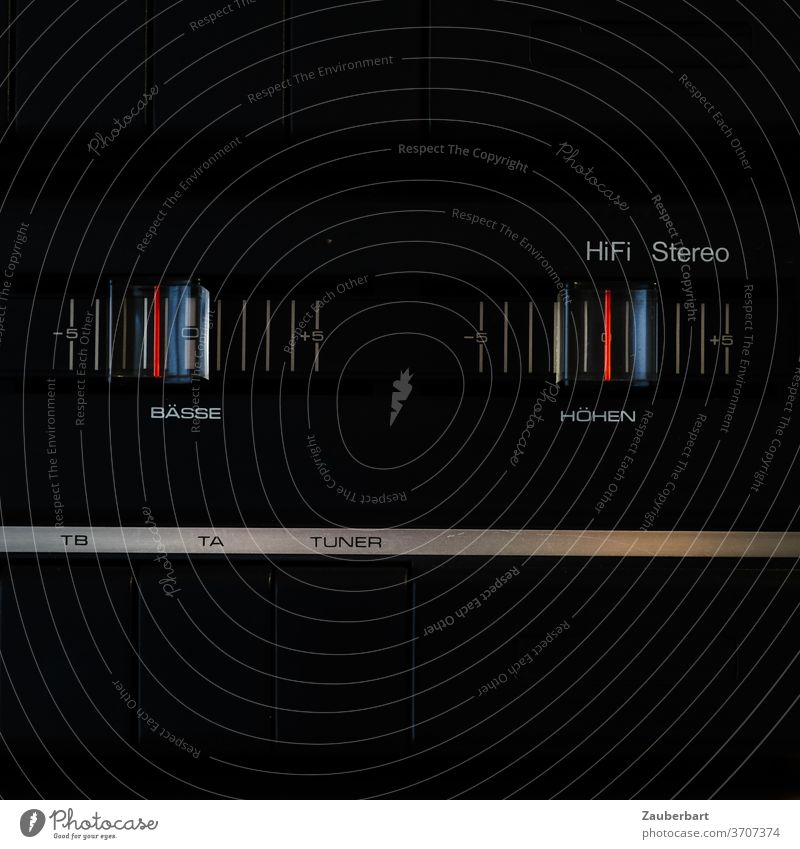 Hifi Stereo - Regler auf einer Hifi-Anlage der 70er in schwarz Bässe Höhe Tuner Kunstoff Schieberegler vintage Technik HiFi Klang Musik Technik & Technologie