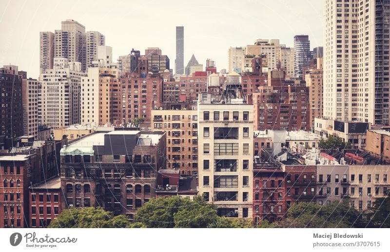 Retro-getöntes Bild der New Yorker Stadtlandschaft, USA. Wolkenkratzer Großstadt New York State panoramisch Skyline retro gefiltert Gebäude Stadtbild urban Haus