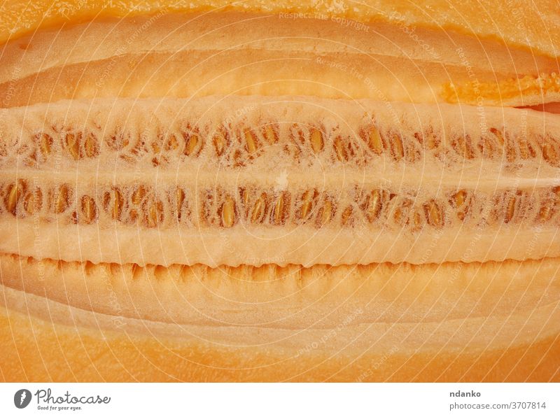 Textur von orangefarbenem Melonenfleisch mit Kernen, Vollrahmen Kantalupe Nahaufnahme geschnitten Dessert Diät Lebensmittel frisch Frucht Hälfte Gesundheit Saft