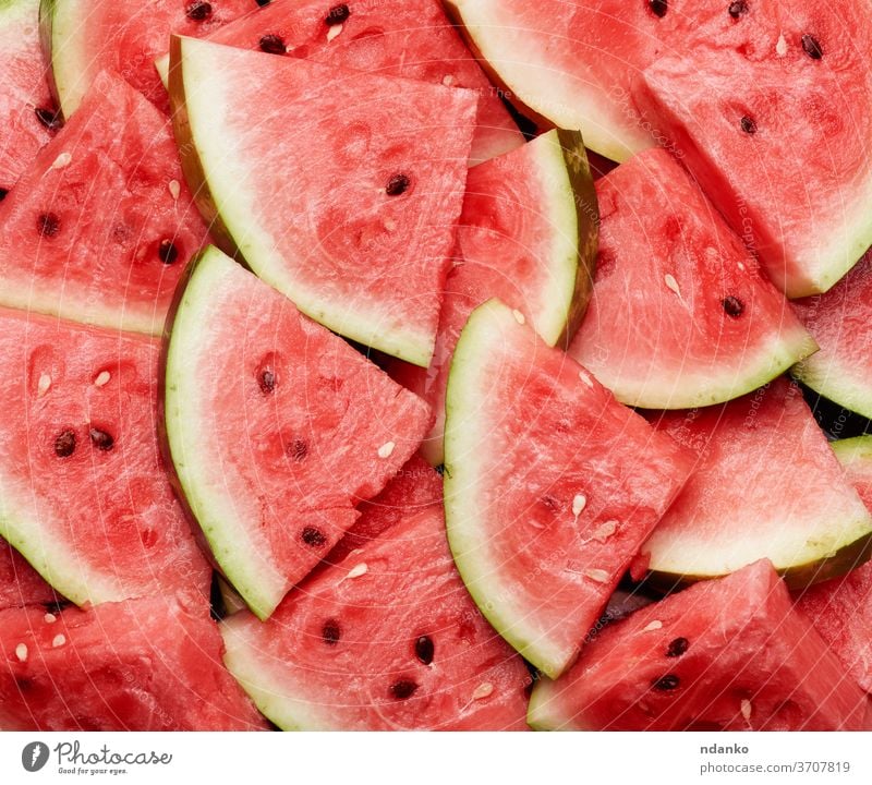 viele in Scheiben geschnittene Terrugol-Stücke reifer roter Wassermelone mit braunen Kernen Lebensmittel Hintergrund Gesundheit süß Natur Frische frisch saftig