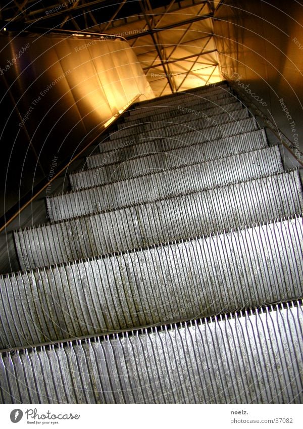 FLUGHAFEN | ROLLTREPPE Rolltreppe Licht Kaufhaus hoch aufwärts Beleuchtung Flughafen verrückt
