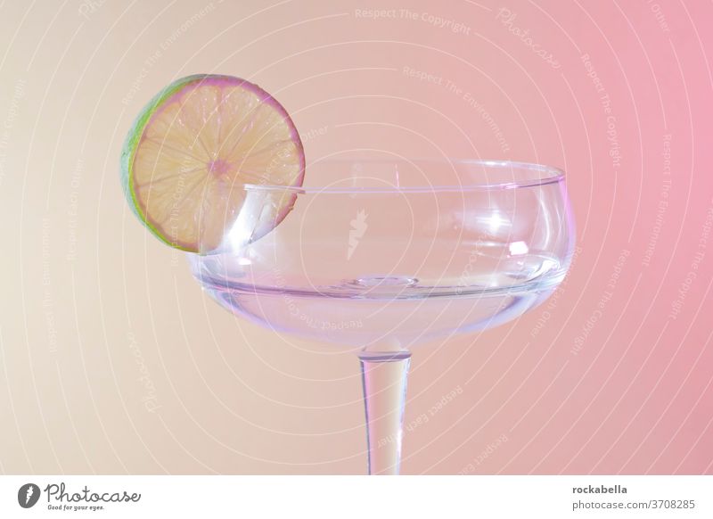 Erfrischungsgetränk Cocktail Getränk Glas lecker Limonade Sommer kalt trinken Farbfoto Zitrusfrucht Limette Limettenscheibe gelb Frucht Trinkwasser