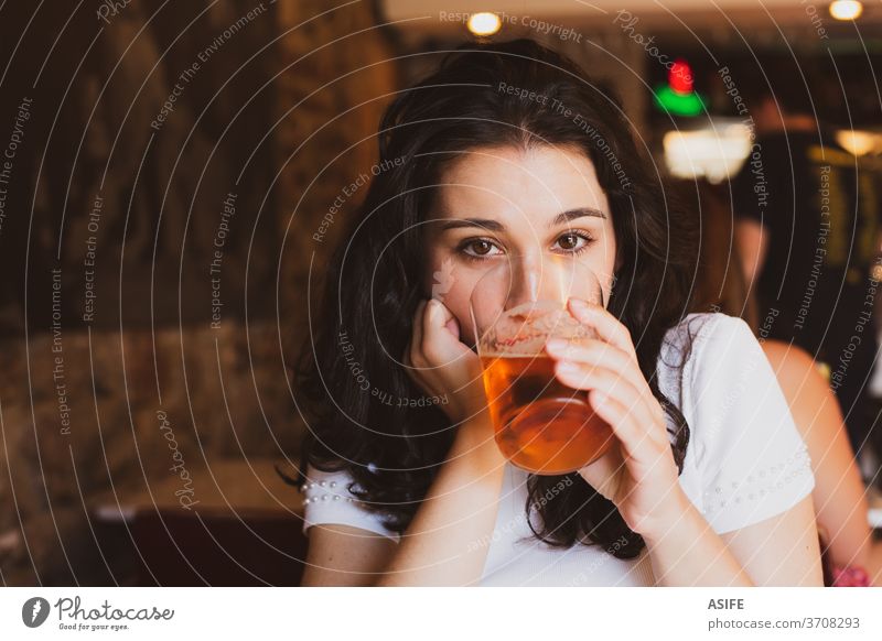 Junge schöne Frau trinkt Bier in einem Glas in einer Bar Mädchen jung Porträt trinken Sommer jubelt Kälte kalt Alkohol Glück Lächeln genießen Pub Person Freude