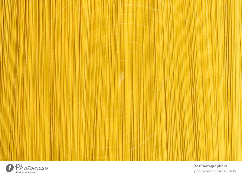 Roher, abstrakter Spaghetti-Hintergrund. Ungekochte Nudeln, Draufsicht. Haufen Spaghetti obere Ansicht Kohlenhydrat Kohlenhydrate Nahaufnahme Komfortnahrung