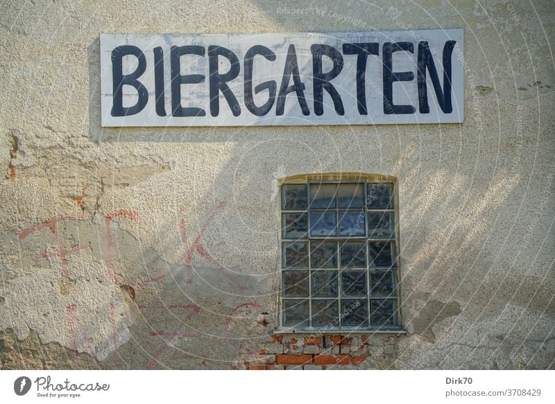 Für die heißen Tage: Biergarten Haus Wand Hauswand Schild Werbung Fenster Glasbaustein Fassade Graffiti Mauer mauerwerk Putz putzschaden abbröckeln