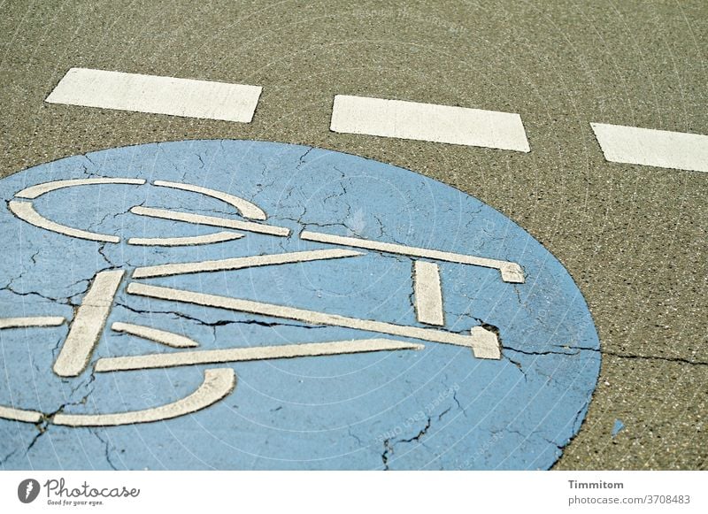 Eigenwilliges Fahrbahnmarkierung in leichter Schräglage Schilder & Markierungen Hinweisschild Fahrrad Fahrradspur Abgrenzung Farbe Farbflächen grau blau weiß