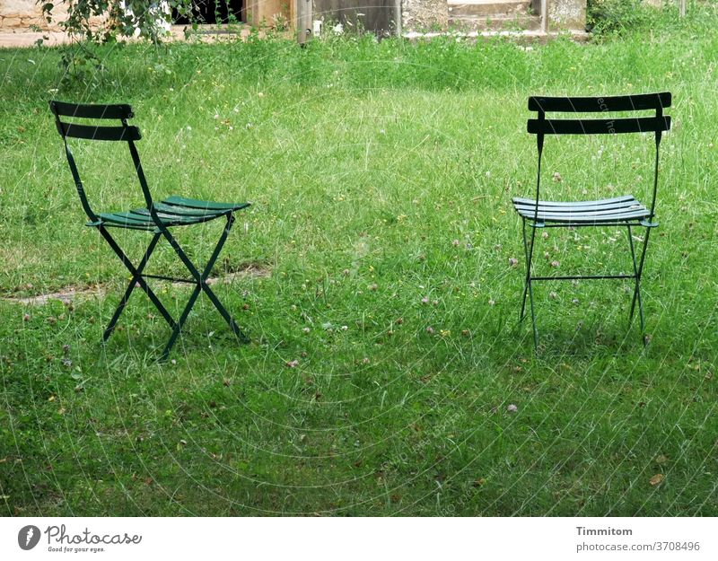 Lust auf ein Päuschen? Stuhl Gartenstuhl zwei Gras Wiese grün Gebäude Außenaufnahme Sitzgelegenheit Sommer Menschenleer Gartenmöbel Erholung frei Pause