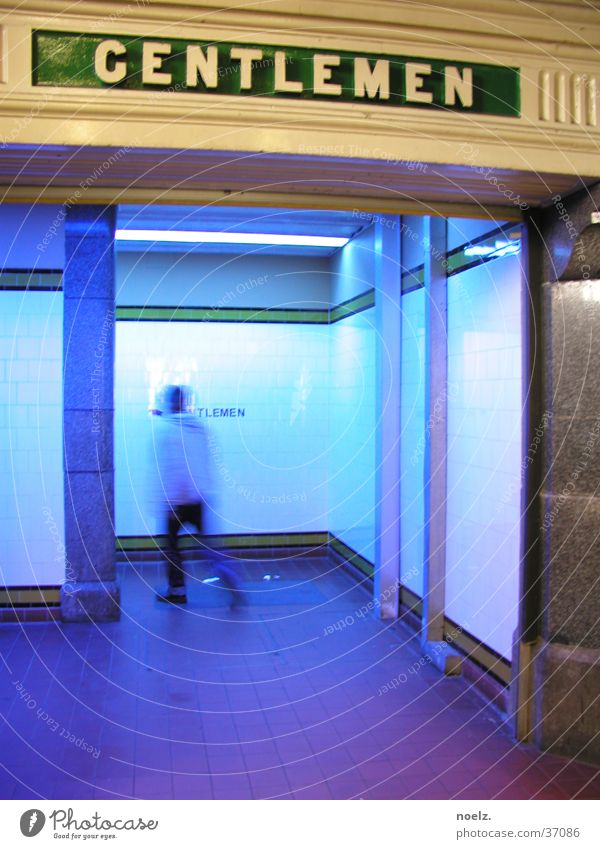 HERRENTOILETTE | BLAU Öffentliche Toilette Kavalier Herrentoilette Mann Unschärfe Bewegungsunschärfe Verkehr blaues licht