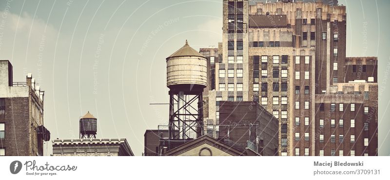 Alte Architektur von New York City mit Wassertanks auf den Dächern. Großstadt New York State Wasserturm retro Gebäude nyc USA alt Symbol Manhattan Bild Ansicht