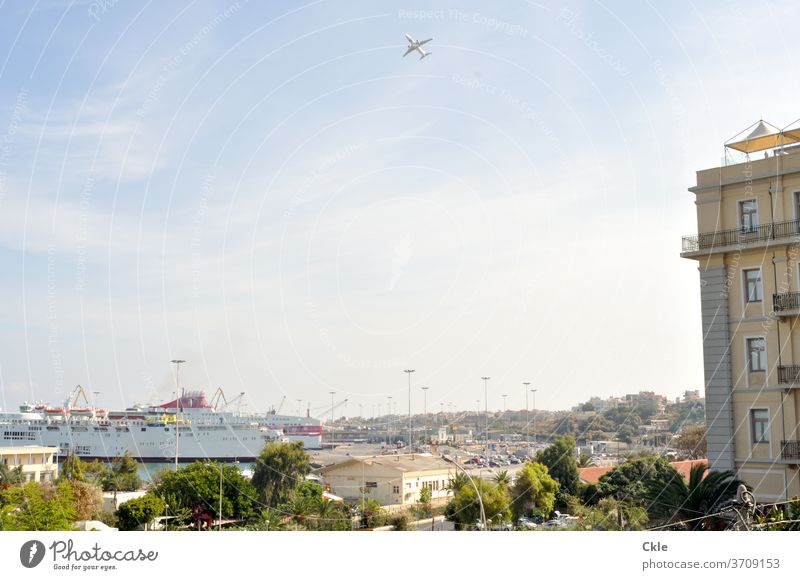 Heraklion mit Schiff und Flugzeug Hafen Hafenstadt Hauptstadt Fähre Kreuzfahrtschiff Hafenanlagen Griechenland Kreta Insel startendes Flugzeug Verkehrsmittel
