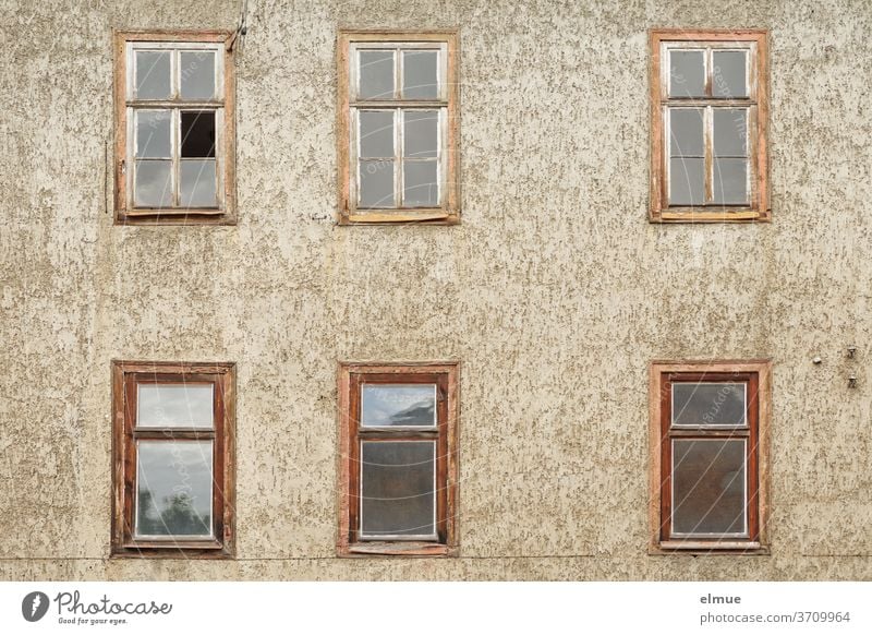 Es ist still geworden hinter den sechs alten Holzfenstern des langsam verfallenden Hauses Fassade Fenster wohnen Gebäude verlassen Bauwerk Wand marode