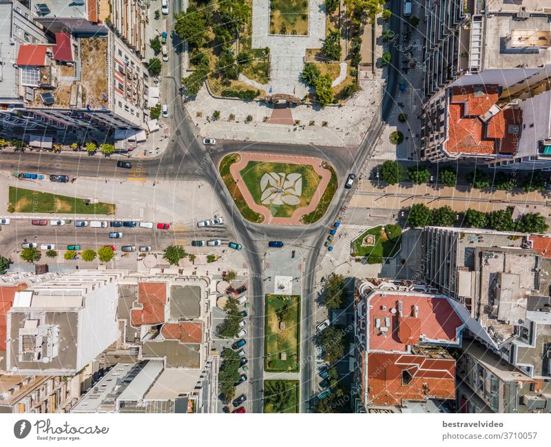 Thessaloniki, Griechenland Luftaufnahme einer Drohne auf dem Agia-Sofia-Platz. Tagesspitzenpanorama einer europäischen Stadt mit Gebäuden rund um Straße und Fußgängerzone.