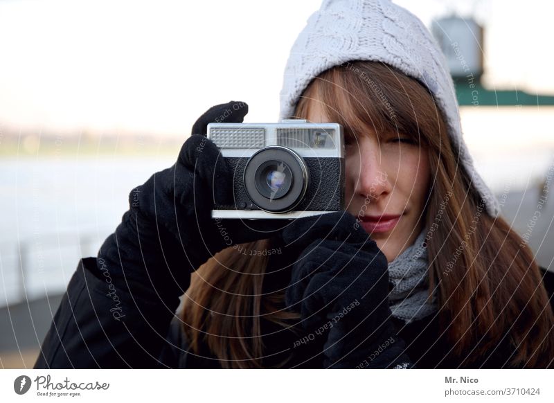 im Fokus Fotograf Fotografieren Fotokamera analog Freizeit & Hobby ein foto machen Selbstportrait ablichten Kreativität Porträt Blick in die Kamera
