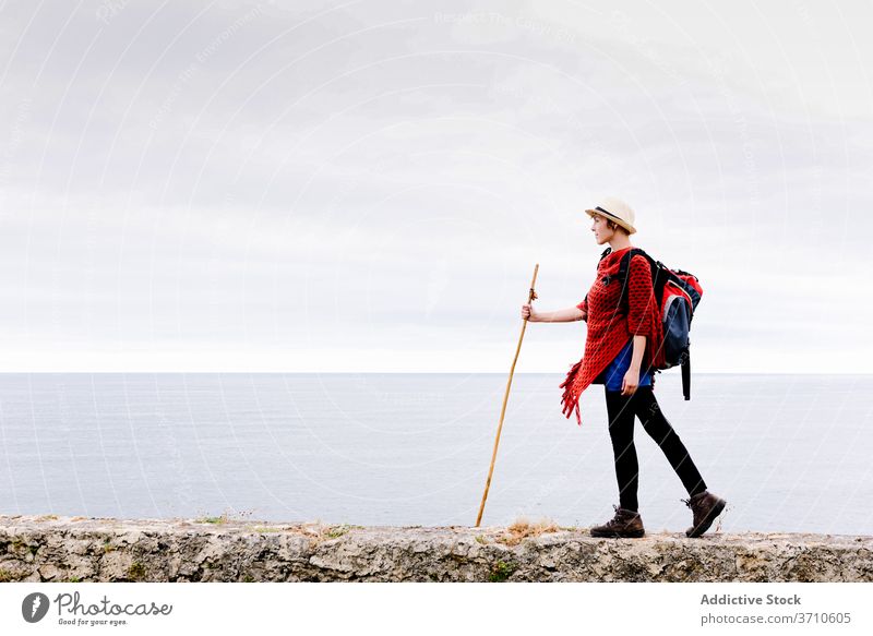 Glücklicher Reisender mit Trekkingstock genießt die Freiheit Wanderer Backpacker Frau genießen kleben Pilgerfahrt Natur Aktivität Wanderung camino de santiago