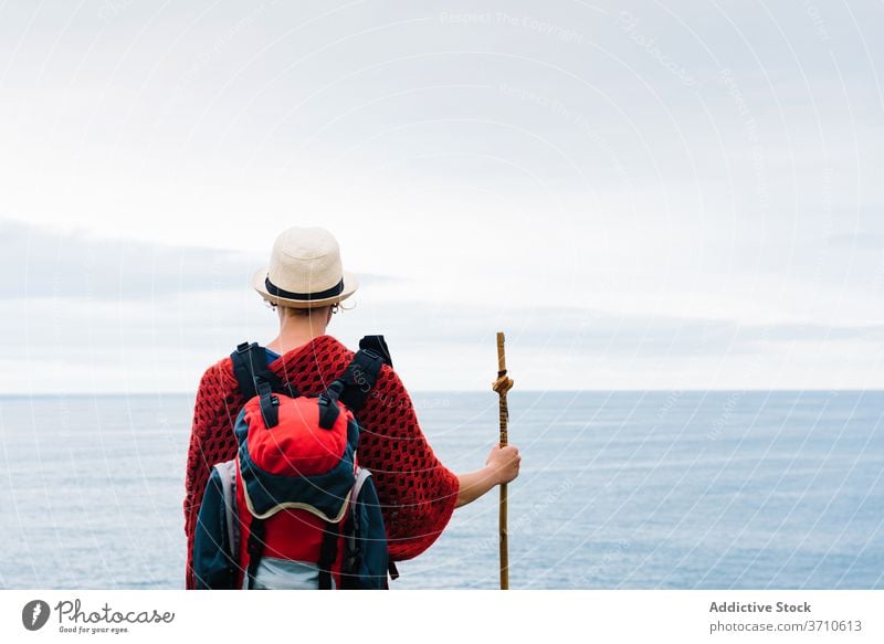 Anonymer Reisender mit Trekkingstock genießt die Freiheit Wanderer Backpacker Frau Glück genießen kleben Pilgerfahrt Natur Aktivität Wanderung