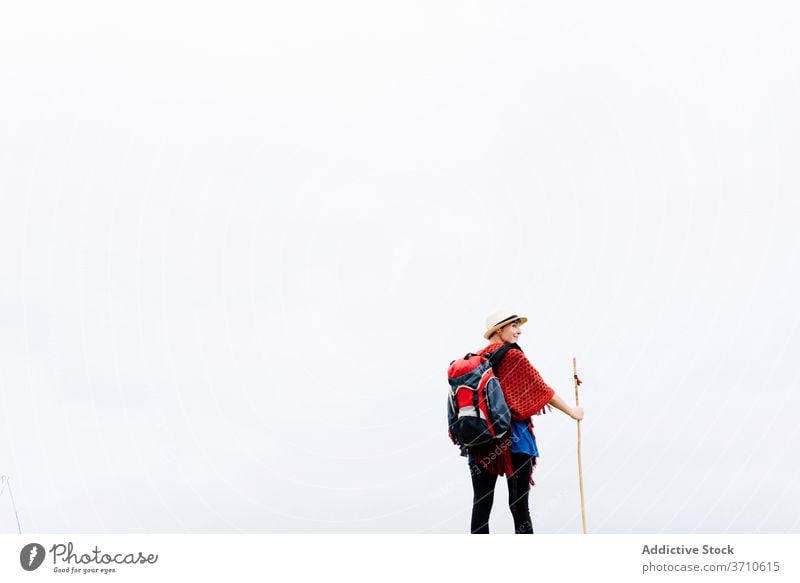 Reisender mit Trekkingstock genießt die Freiheit Wanderer Backpacker Frau Glück genießen kleben Pilgerfahrt Natur Lächeln Aktivität Wanderung camino de santiago