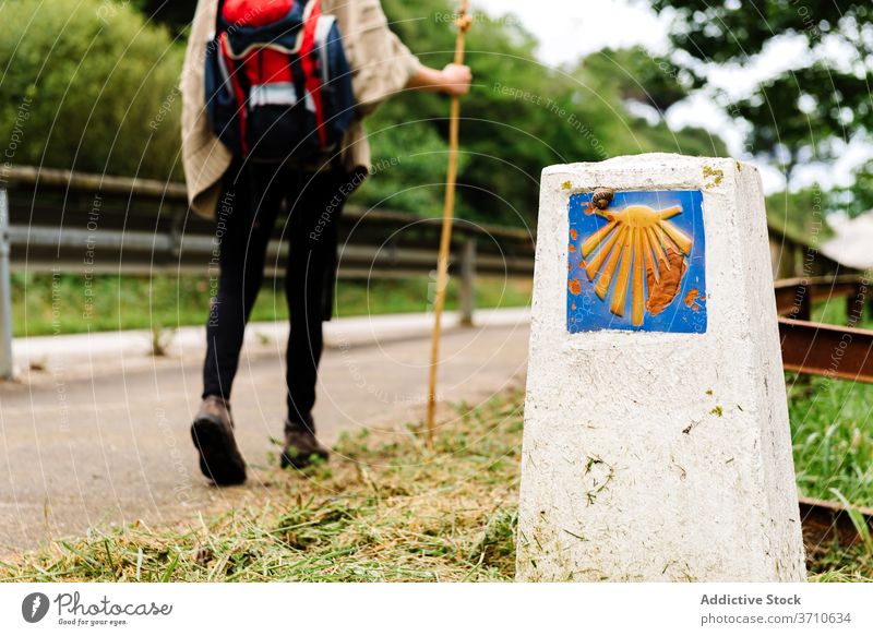 Unerkennbarer Pilger mit Rucksack, der auf der Straße geht Pilgerfahrt Wanderung camino de santiago Symbol singen reisen Spanien Weg Route Aktivität Asturien