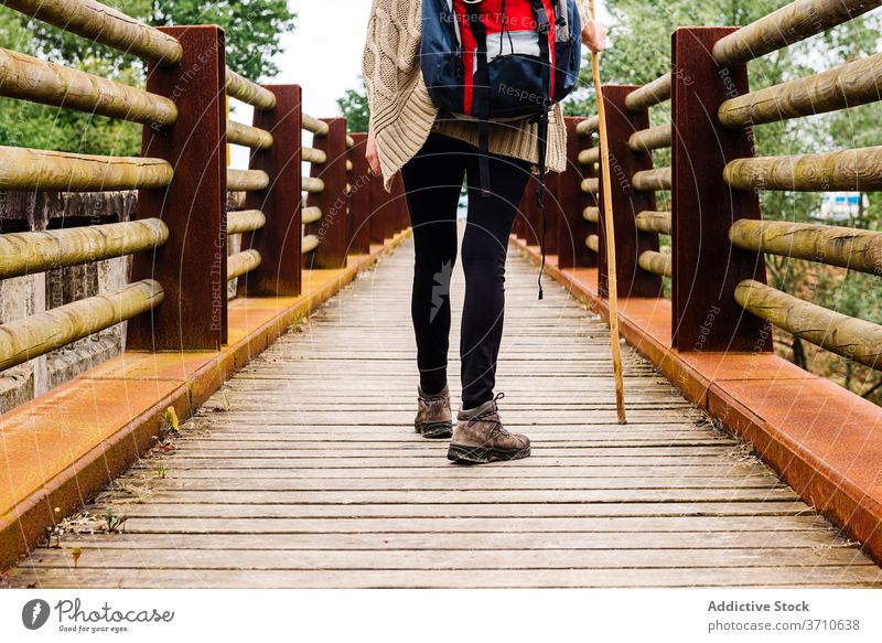 Wanderer geht auf Holzbrücke Reisender Pilgerfahrt Brücke Weg kleben Backpacker Trekking Aktivität einsam camino de santiago Spanien reisen Asturien llanes