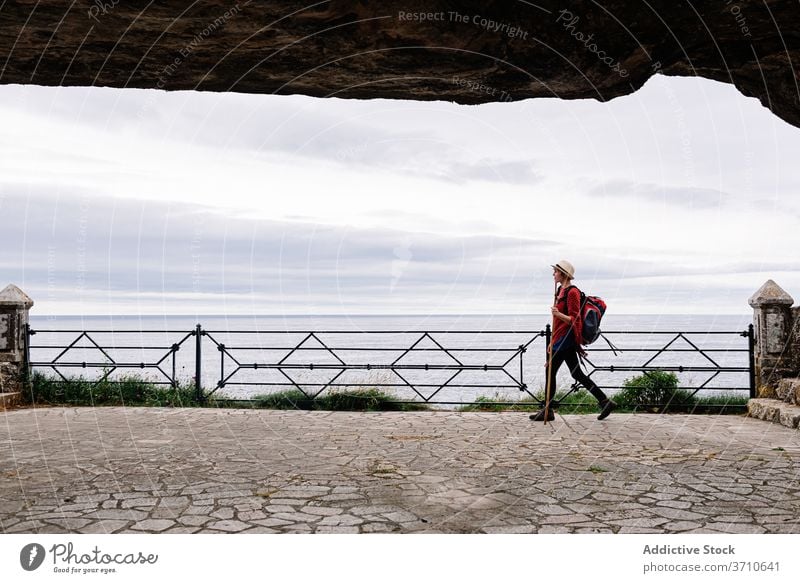 Weiblicher Wanderer, der auf dem Meeresufer läuft Frau Pilgerfahrt Wanderung camino de santiago Rucksack reisen Spanien Aktivität Seeküste MEER Weg Asturien